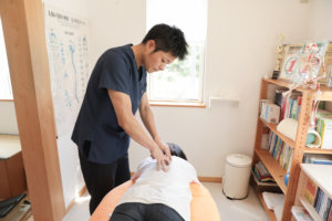 背中の痛みの場所や原因を特定し治療します 厚木腰痛肩こり整体研究所